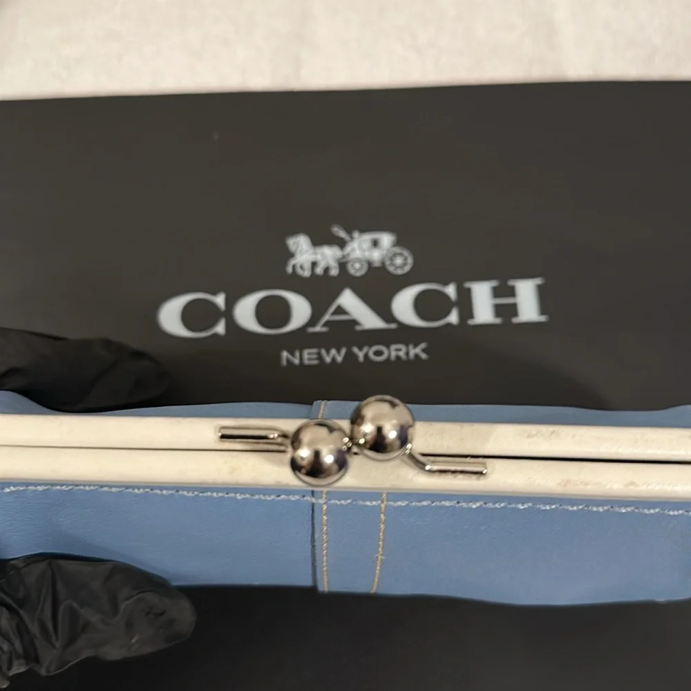 Coach Blue and White kiss lock Women's wristlet - Picture 10 of 15